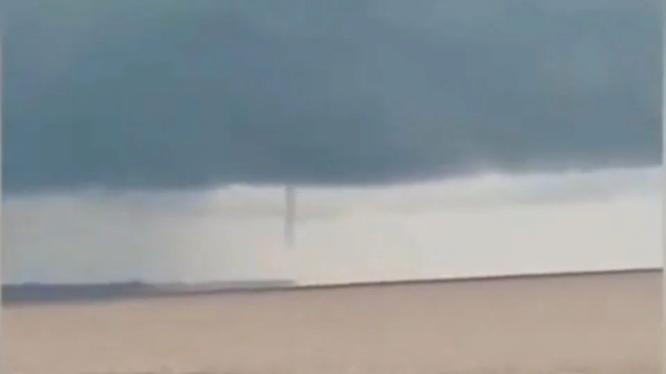 VÍDEO: Tromba d’água surge no rio e surpreende tripulação de barco no Amazonas