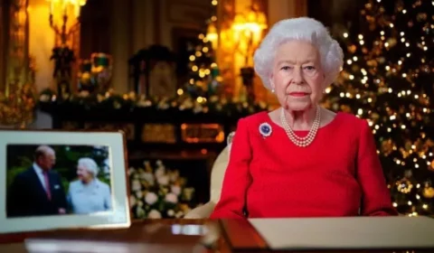 Rainha Elizabeth II presta homenagem ao príncipe Philip em sua mensagem de Natal