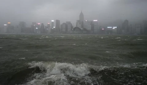 Tempestade tropical: Hong Kong emite sinal de alerta