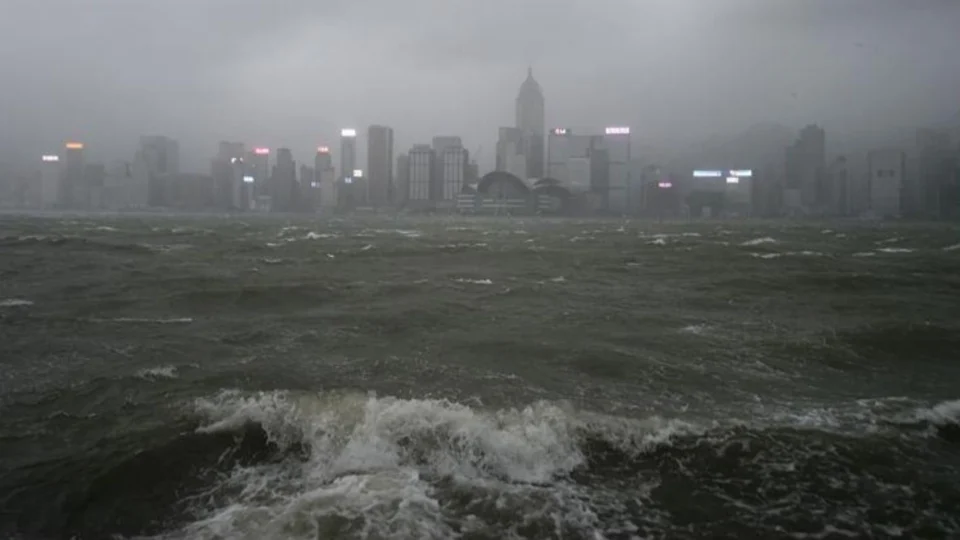 Tempestade tropical: Hong Kong emite sinal de alerta