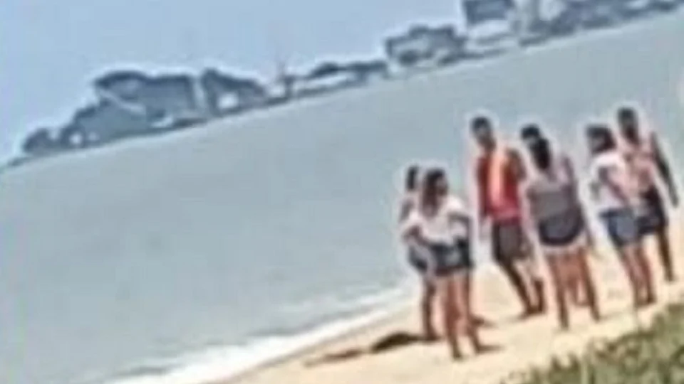 No Rio, mãe assume matar a filha de 3 anos a facadas e jogar o corpo na praia