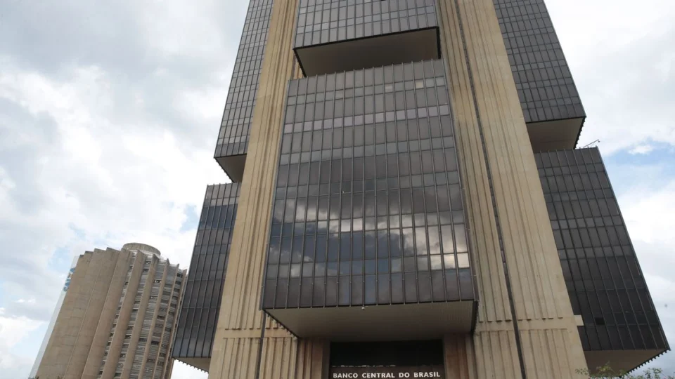 BC aponta vários fatores que fizeram a inflação do país estourar a meta em 2021