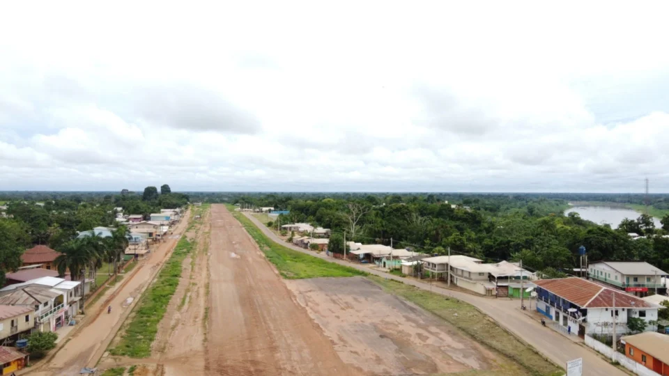 Com prazo de obra esgotado e R$ 6 milhões pagos, moradores denunciam que pista de pouso de Pauini-AM segue no barro