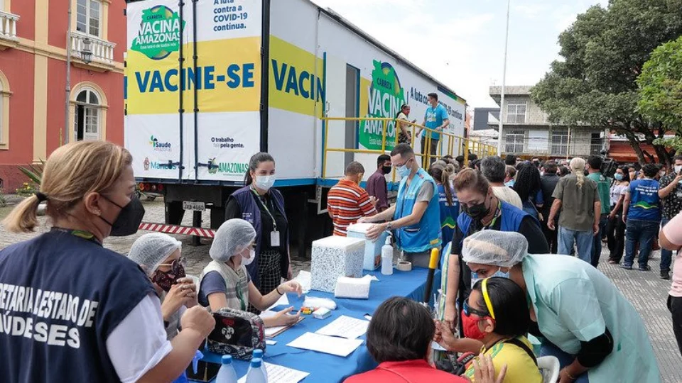 No primeiro dia, mais de 780 doses são aplicadas na ‘Carreta da Vacina’, em Manaus