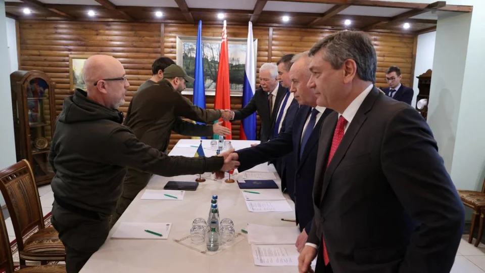 Rússia e Ucrânia fecham acordo para criação de corredor humanitário; 3ª etapa de negociação acontece na próxima semana