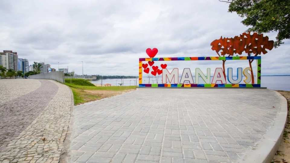 Letreiro turístico ganha piso acessível na Ponta Negra, em Manaus