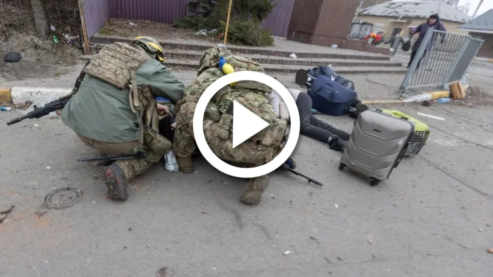 VÍDEO: mãe e filhos morrem em ataque russo a rota de fuga perto de Kiev