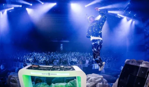 Na Dinamarca, pessoa infectada com ômicron participou de show com 1,6 mil espectadores