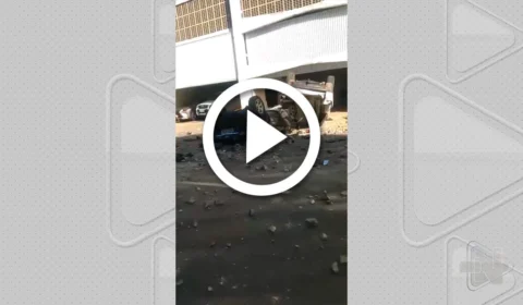 VÍDEO: carros caem do 4º andar de edifício garagem, em Salvador; uma pessoa ficou ferida