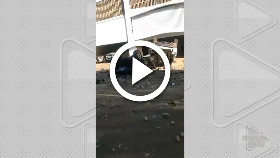 VÍDEO: carros caem do 4º andar de edifício garagem, em Salvador; uma pessoa ficou ferida