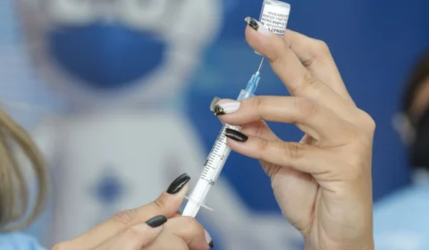 Ministério da Saúde abre consulta sobre vacinação contra a Covid-19 em crianças