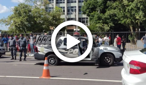 VÍDEO: em Manaus, viatura da PM é fuzilada e preso é morto em frente ao Fórum Henoch Reis; uma policial foi ferida