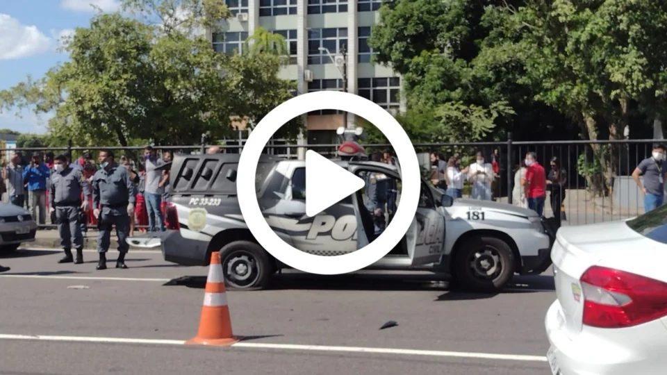 VÍDEO: em Manaus, viatura da PM é fuzilada e preso é morto em frente ao Fórum Henoch Reis; uma policial foi ferida