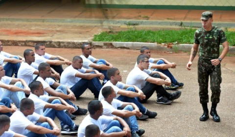 Jovens brasileiros devem realizar o alistamento militar até dia 30 de junho