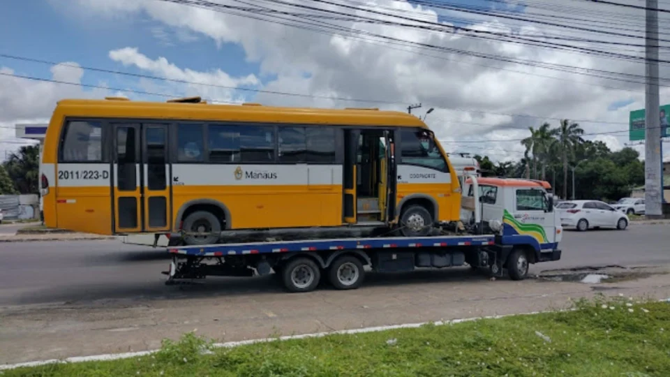 Três micro-ônibus são removidos por irregularidades pelo Detran, em Manaus