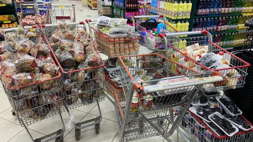 Após denúncia, 169 Kg de produtos fora da validade são apreendidos em supermercado na Zona Centro-Oeste de Manaus