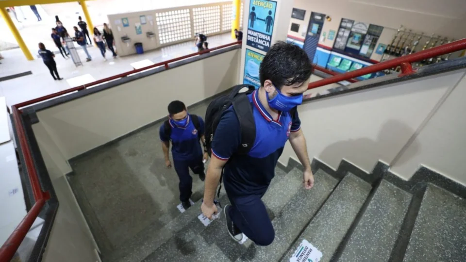 Mais de 417 mil alunos voltam às aulas na rede estadual de ensino do Amazonas, nesta segunda-feira