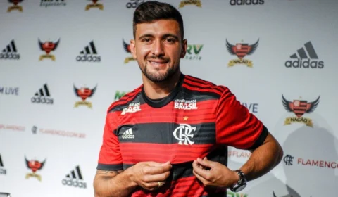 Meia Arrascaeta segue no Flamengo até 2026