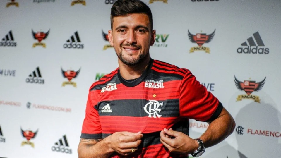 Meia Arrascaeta segue no Flamengo até 2026