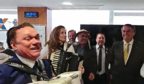 VÍDEO: ‘Aqui é proibido usar máscara’, diz Bolsonaro durante evento de forró no Planalto