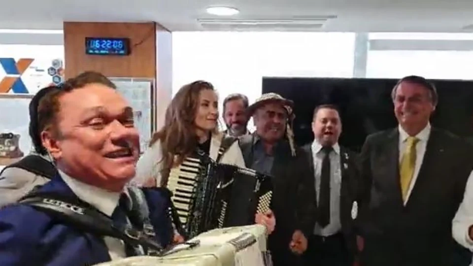 VÍDEO: ‘Aqui é proibido usar máscara’, diz Bolsonaro durante evento de forró no Planalto