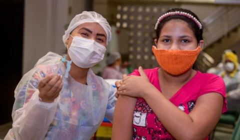 Pontos temporários de vacinação contra a Covid-19 são abertos em escolas de Manaus