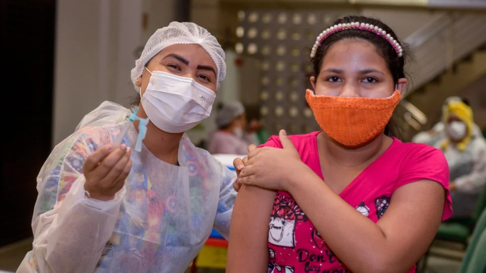 Pontos temporários de vacinação contra a Covid-19 são abertos em escolas de Manaus