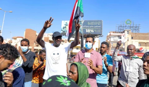 Cerca de 15 manifestantes são mortos a tiros e dezenas ficam feridos em protestos no Sudão