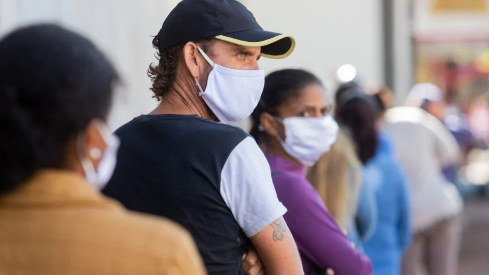 Pelo menos oito estados brasileiros anunciam a volta de restrições contra Covid-19