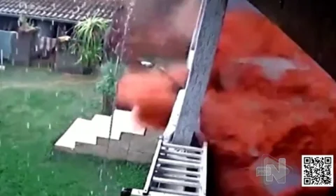 VÍDEO: Enxurrada invade casa em Goiânia; morador escapa por pouco