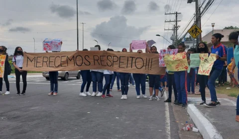 Alunas do CETI Gilberto Mestrinho fazem manifestação contra suposto professor assediador
