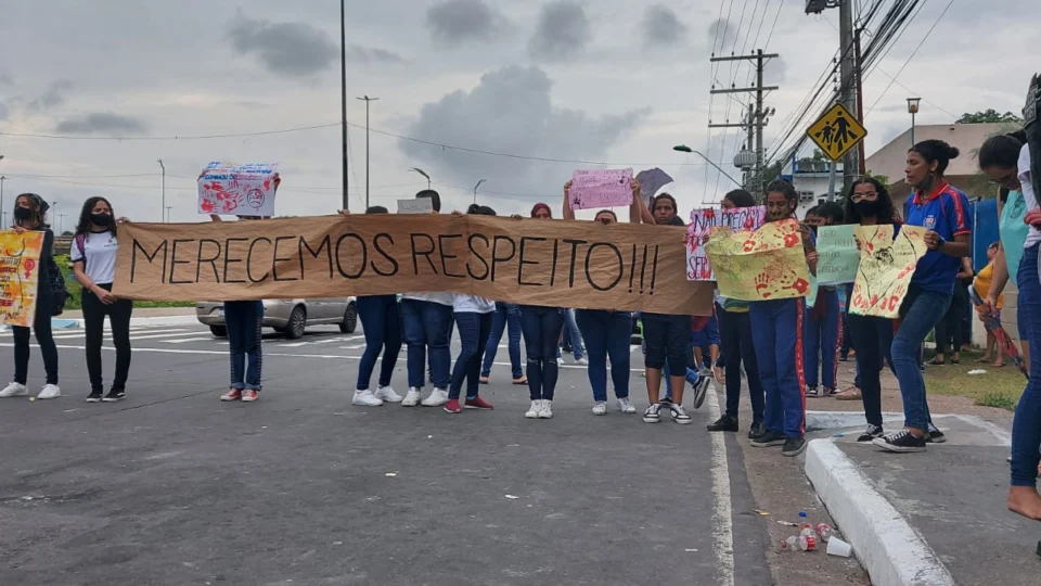 Alunas do CETI Gilberto Mestrinho fazem manifestação contra suposto professor assediador