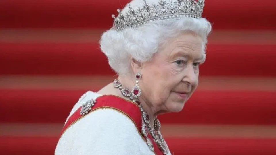 Rainha Elizabeth ll deve passar o Natal em Windsor por medo da variante ômicron