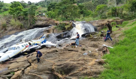 Em MG, avião que caiu com Marília Mendonça será retirado de cachoeira