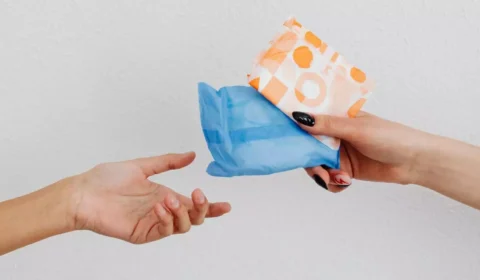 Congresso derruba veto de Bolsonaro à distribuição de absorventes