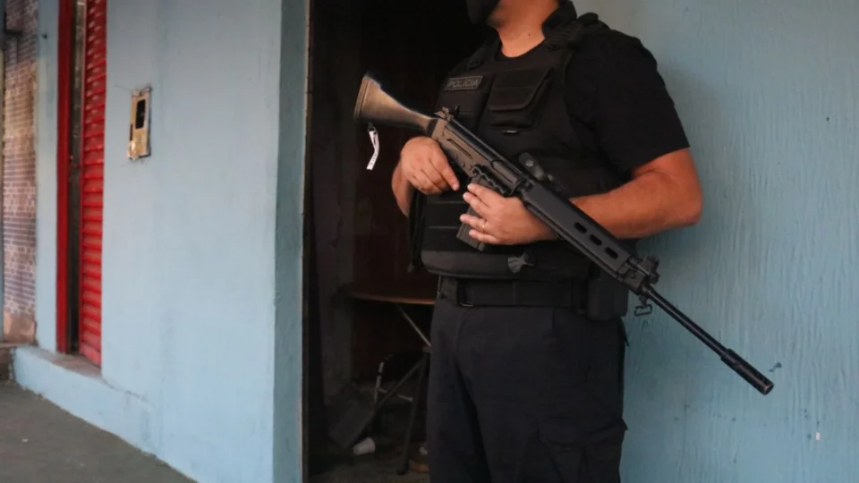 Fuzil e uma submetralhadora são apreendidos durante a operação ‘Cidade mais Segura’ da SSP-AM