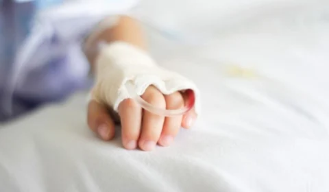 Criança tem cirurgia cardíaca de urgência adiada por família não aceitar sangue de doadores vacinados contra covid, na Itália