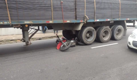 Mulher tem perna dilacerada em acidente de moto na avenida Rodrigo Otávio, em Manaus