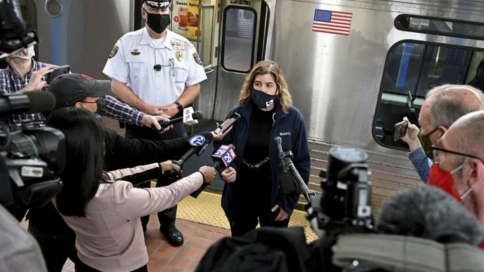 Mulher é estuprada em trem, passageiros filmam e polícia não é acionada nos EUA