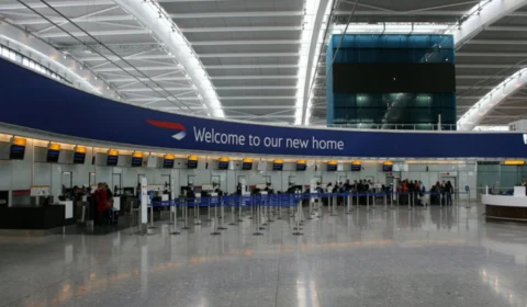 Homem é detido acusado de estuprar mulher durante voo dos EUA à Inglaterra