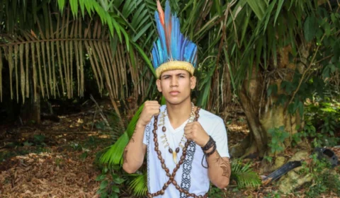 Jovem indígena representa o Amazonas em campeonato de MMA, em Manaus