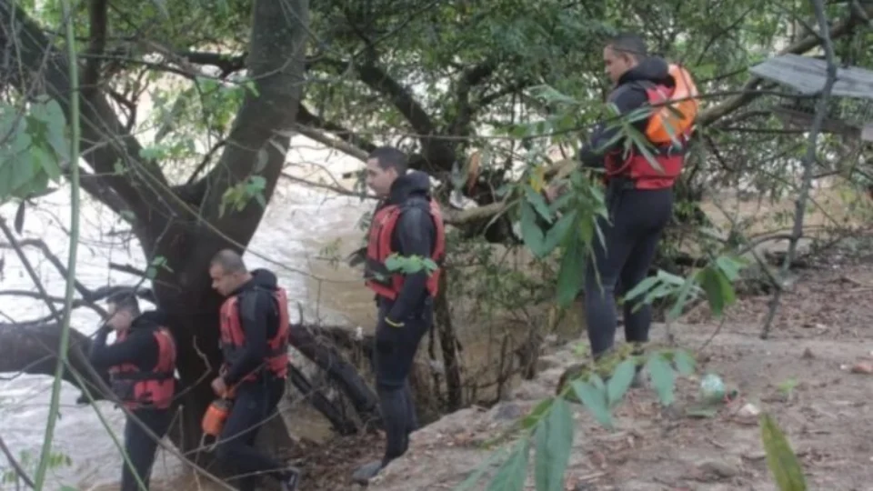Buscas pelo corpo da criança jogada pelo pai no rio continuam em Minas Gerais