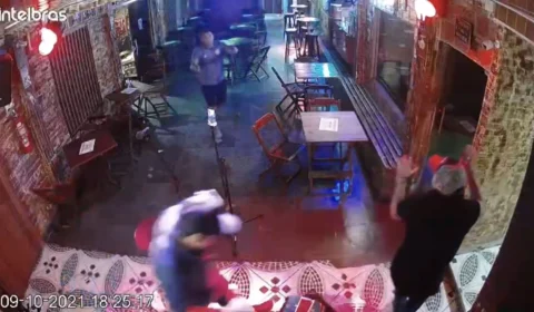 VÍDEO: em bar de Manaus, músicos saem às pressas após militar dos Bombeiros atirar várias vezes e agredir à procura de cartão que estava no próprio bolso