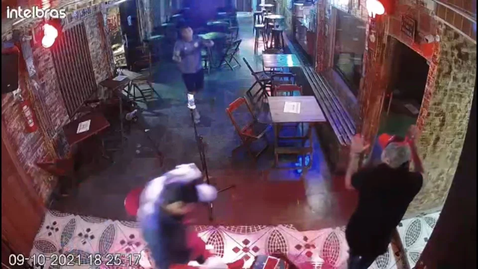 VÍDEO: em bar de Manaus, músicos saem às pressas após militar dos Bombeiros atirar várias vezes e agredir à procura de cartão que estava no próprio bolso
