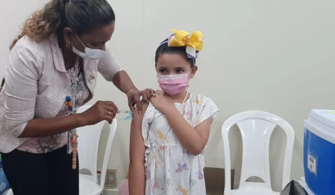 ‘Perdi minha mãe e não podia deixar de vacinar minha filha’, diz pai emocionado