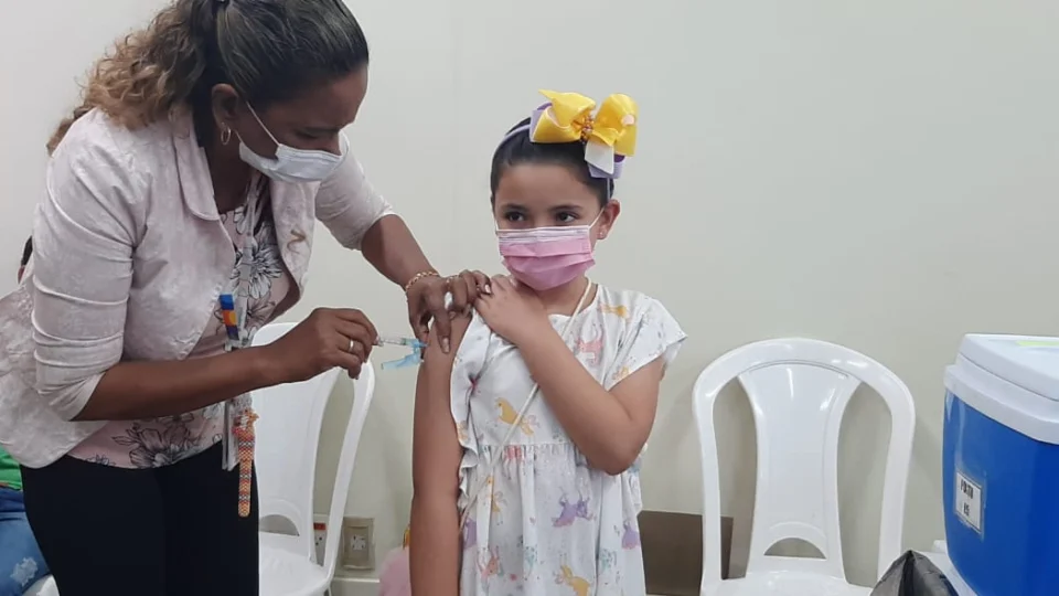 ‘Perdi minha mãe e não podia deixar de vacinar minha filha’, diz pai emocionado