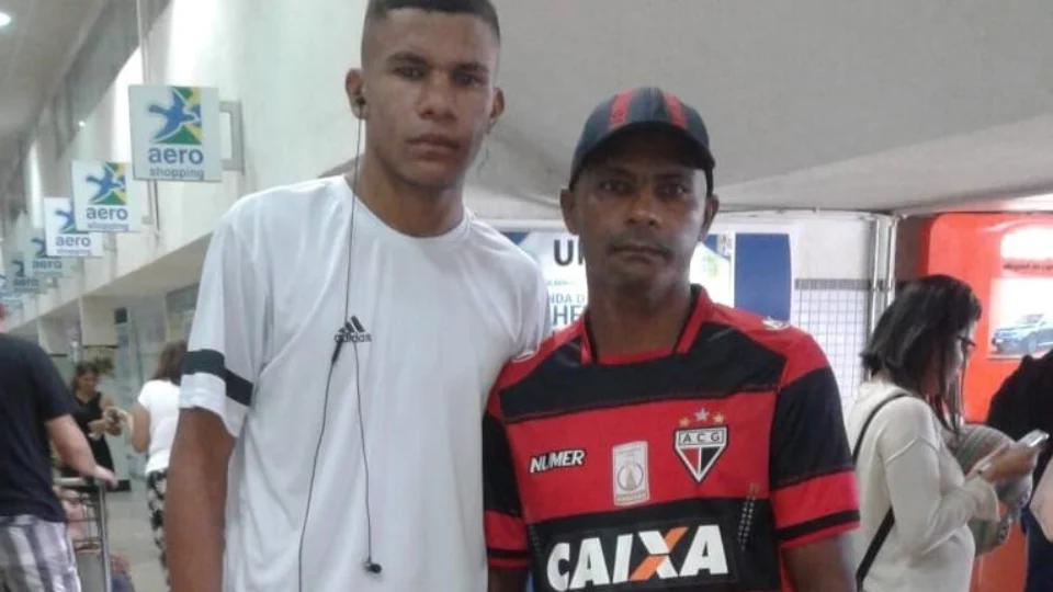 Pai do jogador roraimense que joga futebol na Ucrânia fala da emoção de ter o filho de volta