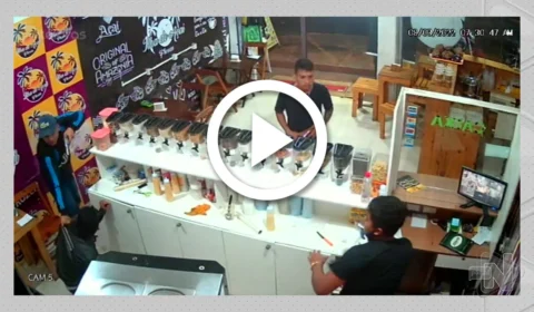 VÍDEO: homens colocam arma na cabeça de motoboy durante assalto à loja em Manaus