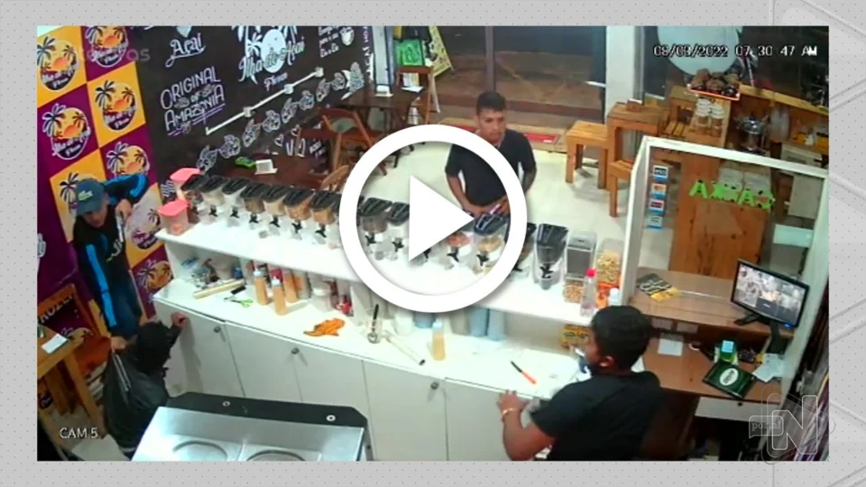 VÍDEO: homens colocam arma na cabeça de motoboy durante assalto à loja em Manaus