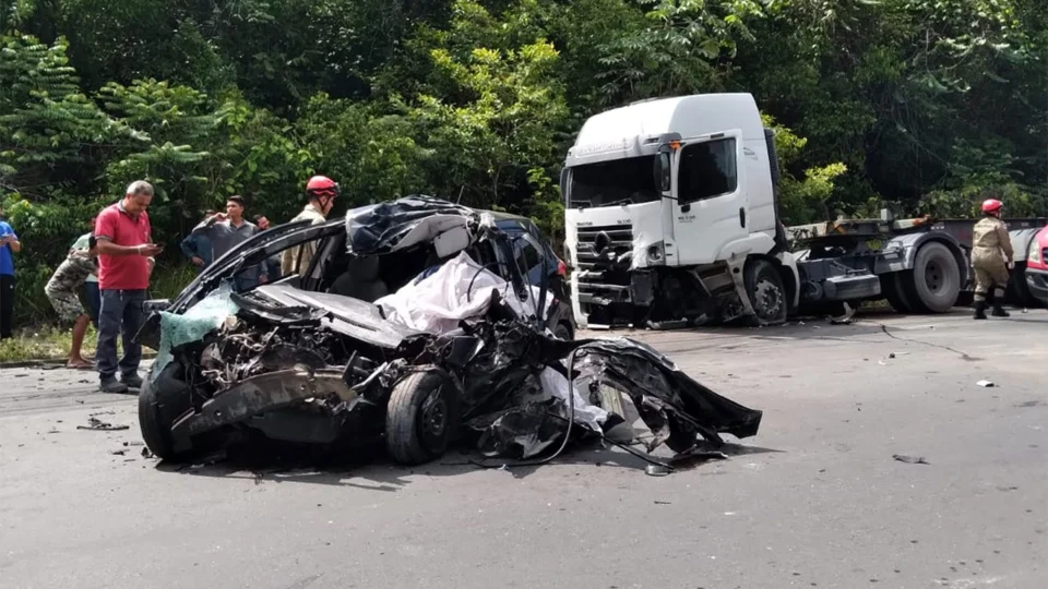VÍDEO: acidente grave entre caminhão e carro mata motorista esmagado no Distrito Industrial, em Manaus